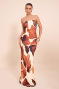 Schulterfreies Maxikleid mit Druck in Braun