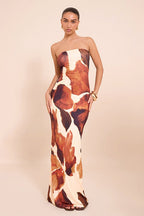 Schulterfreies Maxikleid mit Druck in Braun