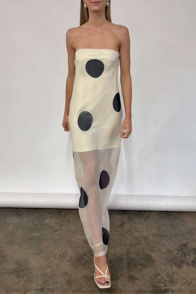 Figurbetontes Maxikleid mit Punktemuster in Weiß mit Schulterfrei
