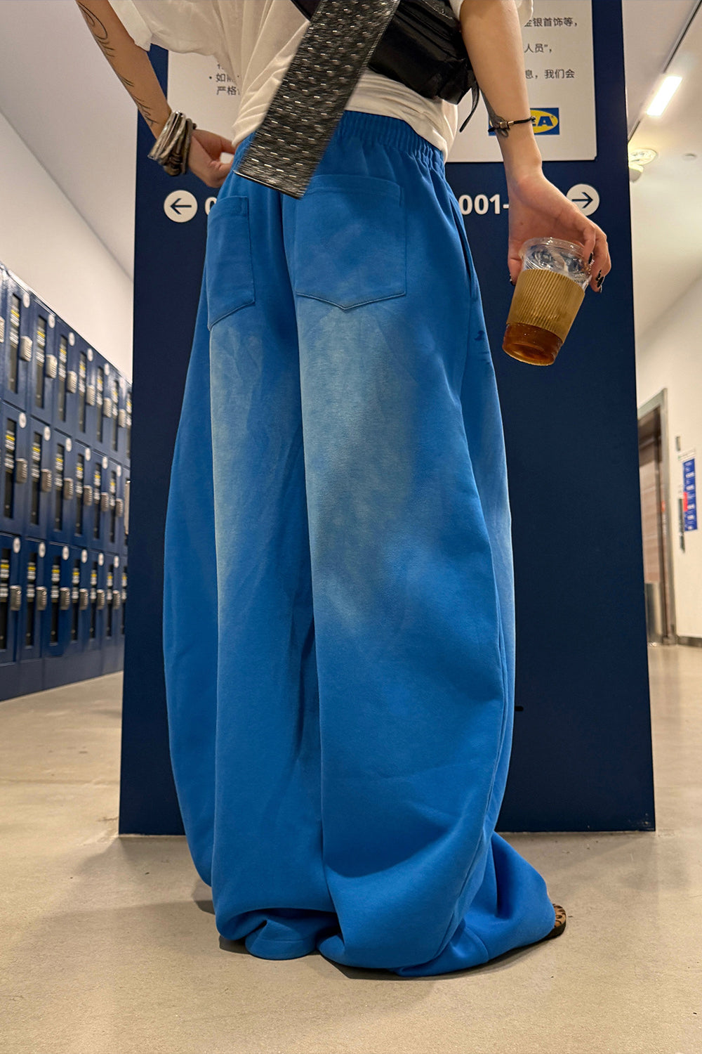 Locker geschnittene Hose in Blau in Blau, Schwarz