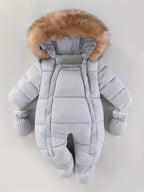 Frosty Baby Strampler – Luxus Winteroverall inklusive Kapuze für die kälteren Monate