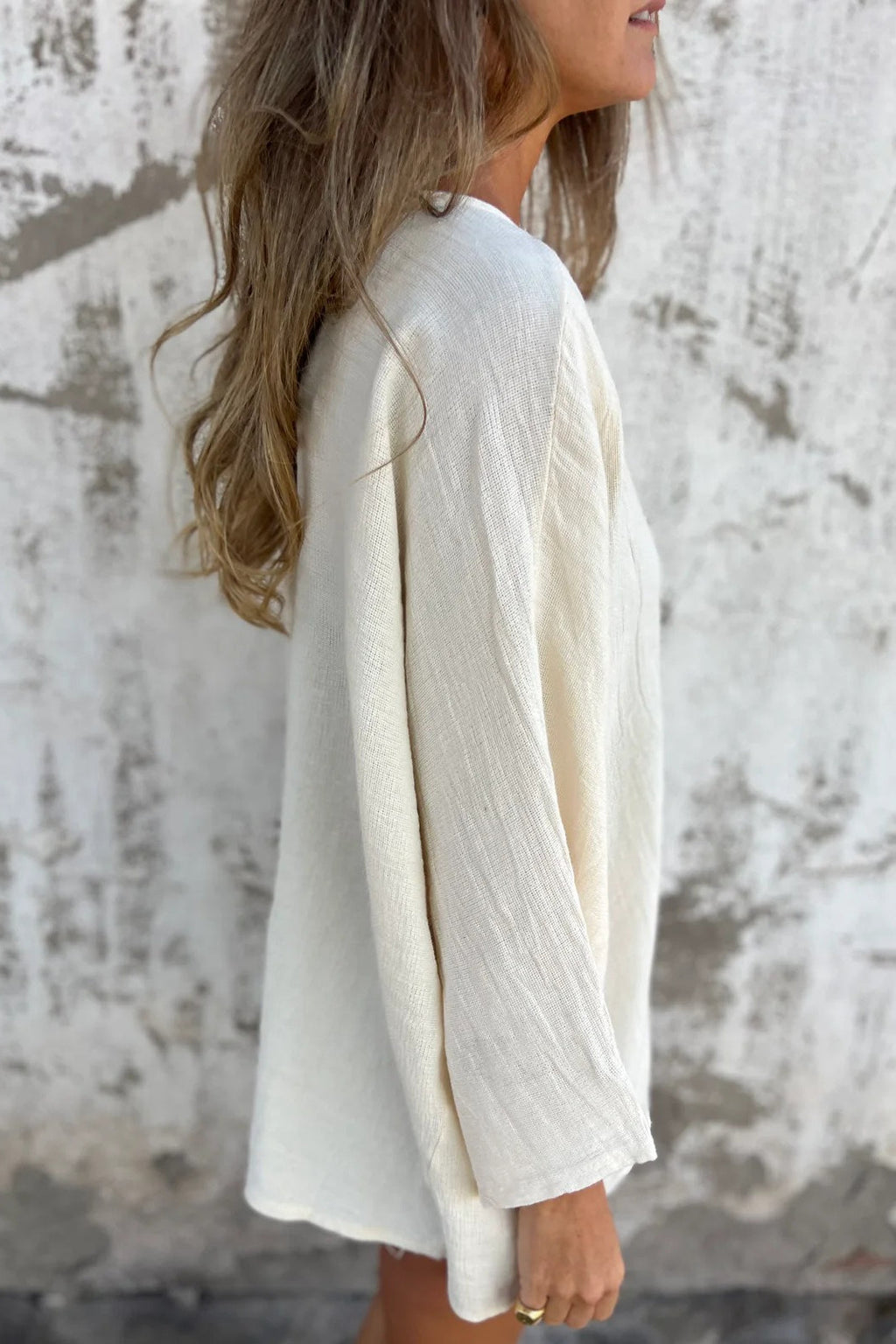Locker geschnittene Strickjacke mit V-Ausschnitt und langen Ärmeln