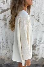 Locker geschnittene Strickjacke mit V-Ausschnitt und langen Ärmeln