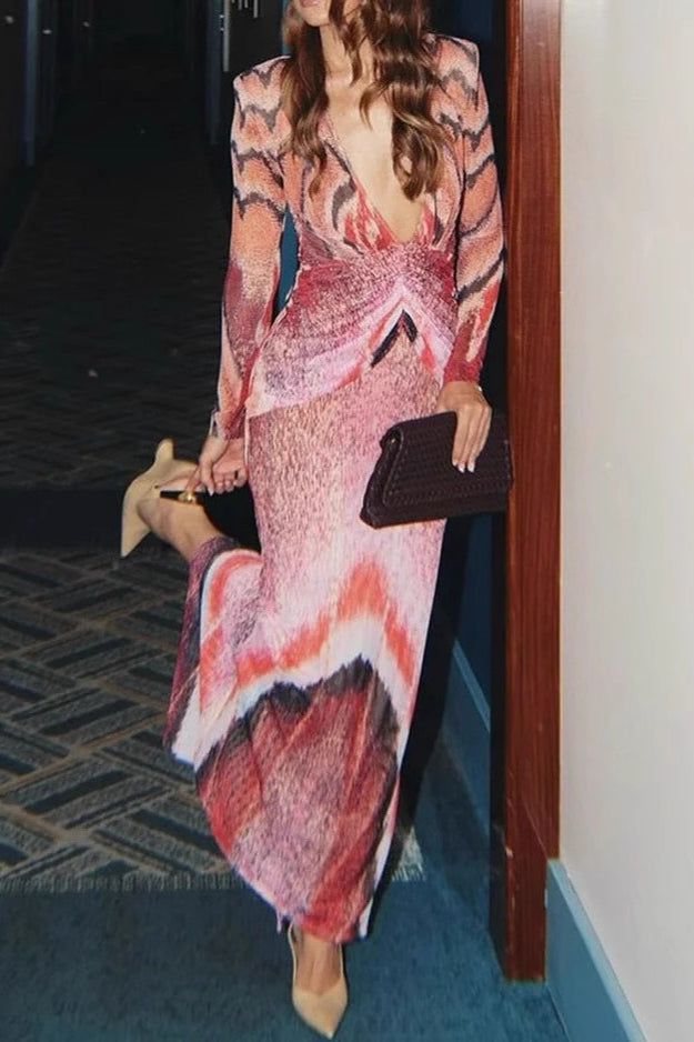 Figurbetontes Maxikleid mit V-Ausschnitt, langen Ärmeln und Blumenmuster in Rot