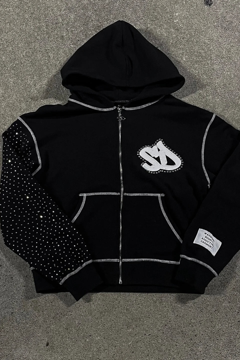 Hoodie mit Reißverschluss und Stickerei in Schwarz