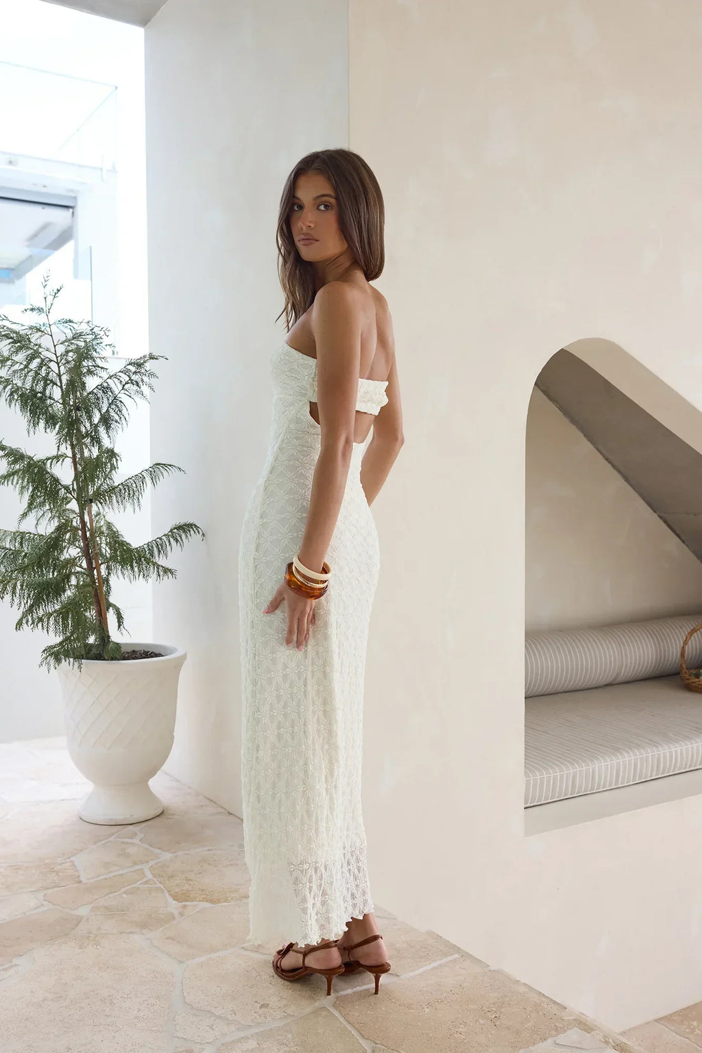 Schulterfreies Maxikleid mit Cut-outs