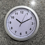 Wanduhr mit geheimem Stauraum – Funktional und diskret