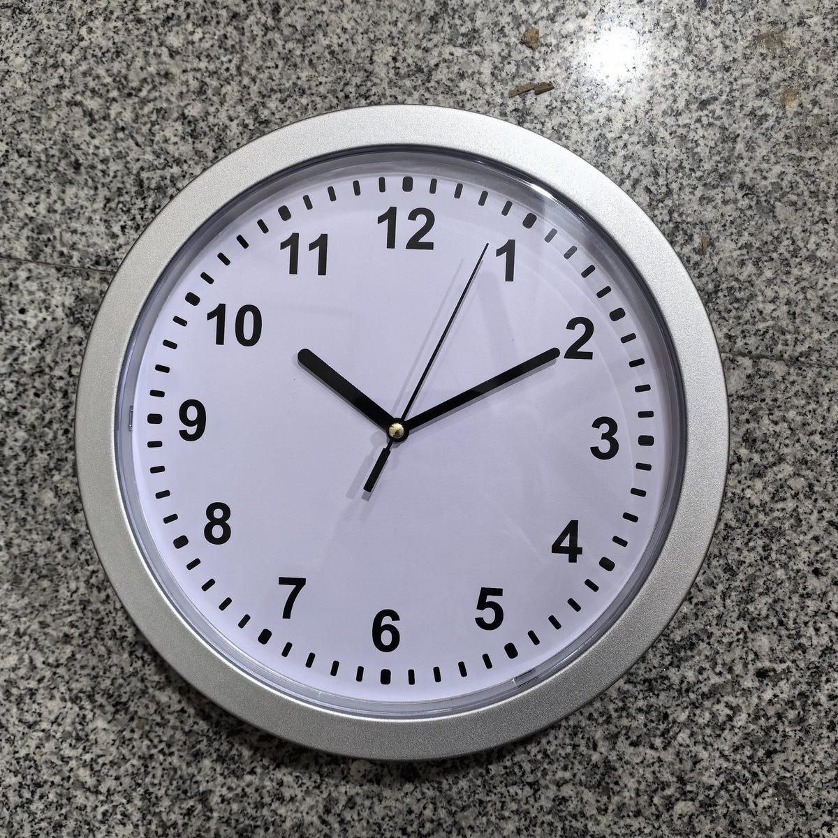 Wanduhr mit geheimem Stauraum – Funktional und diskret