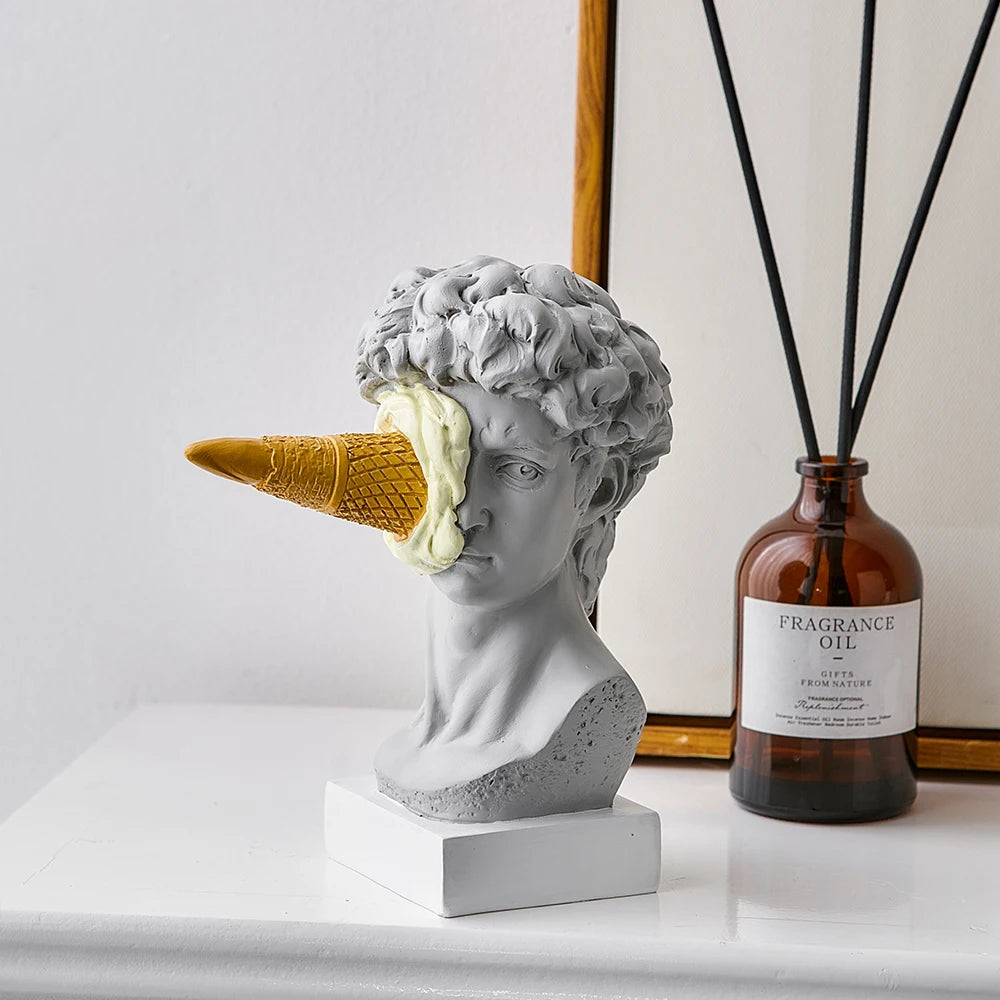 Statue mit Eiscreme – Verspielte Dekoration für den Einsatz zu Hause