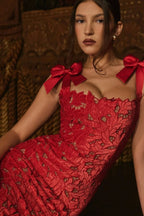 Ärmelloses Kleid mit Aussparungen, Blumenmuster und Spitze