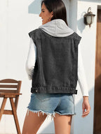 Jeansweste im Used-Look in leichter Ausführung mit Knopfverschluss und lockerer Passform