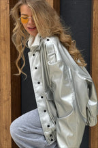 Locker geschnittene Jacke mit langen Ärmeln und Leder