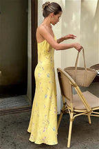 Kleid mit Blumenmuster in Gelb mit V-Ausschnitt