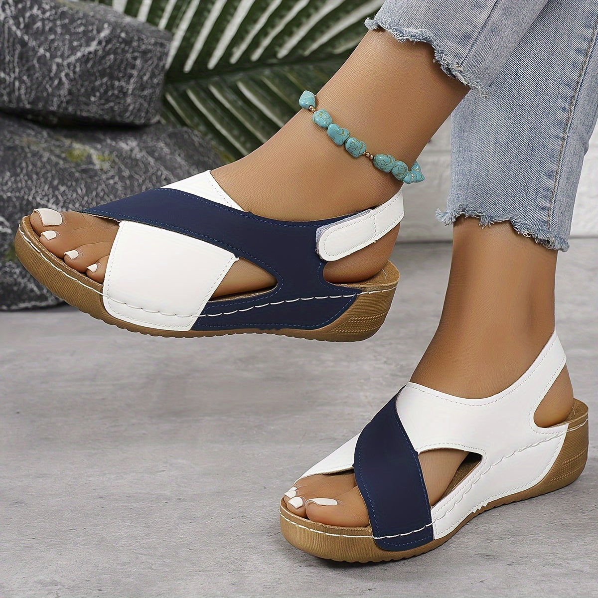 Verstellbare orthopädische Sandalen: Unterstützender Komfort für Frauen