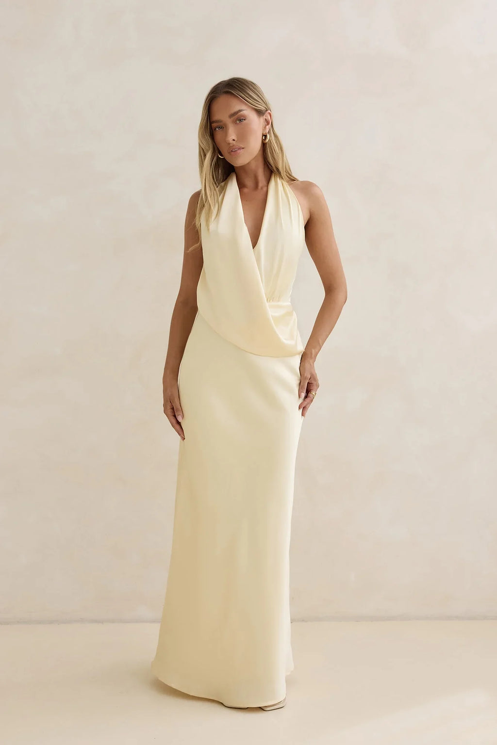 Charm – Satin-Maxikleid mit Neckholder