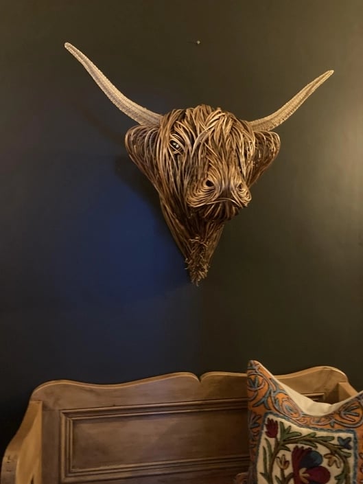 Toro Rustikale Wandskulptur: Handgefertigtes Kunstwerk aus Rattan