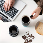 Handgefertigte Keramische Teetasse mit Sieb – Authentisches Design sowie Praktische Nutzung