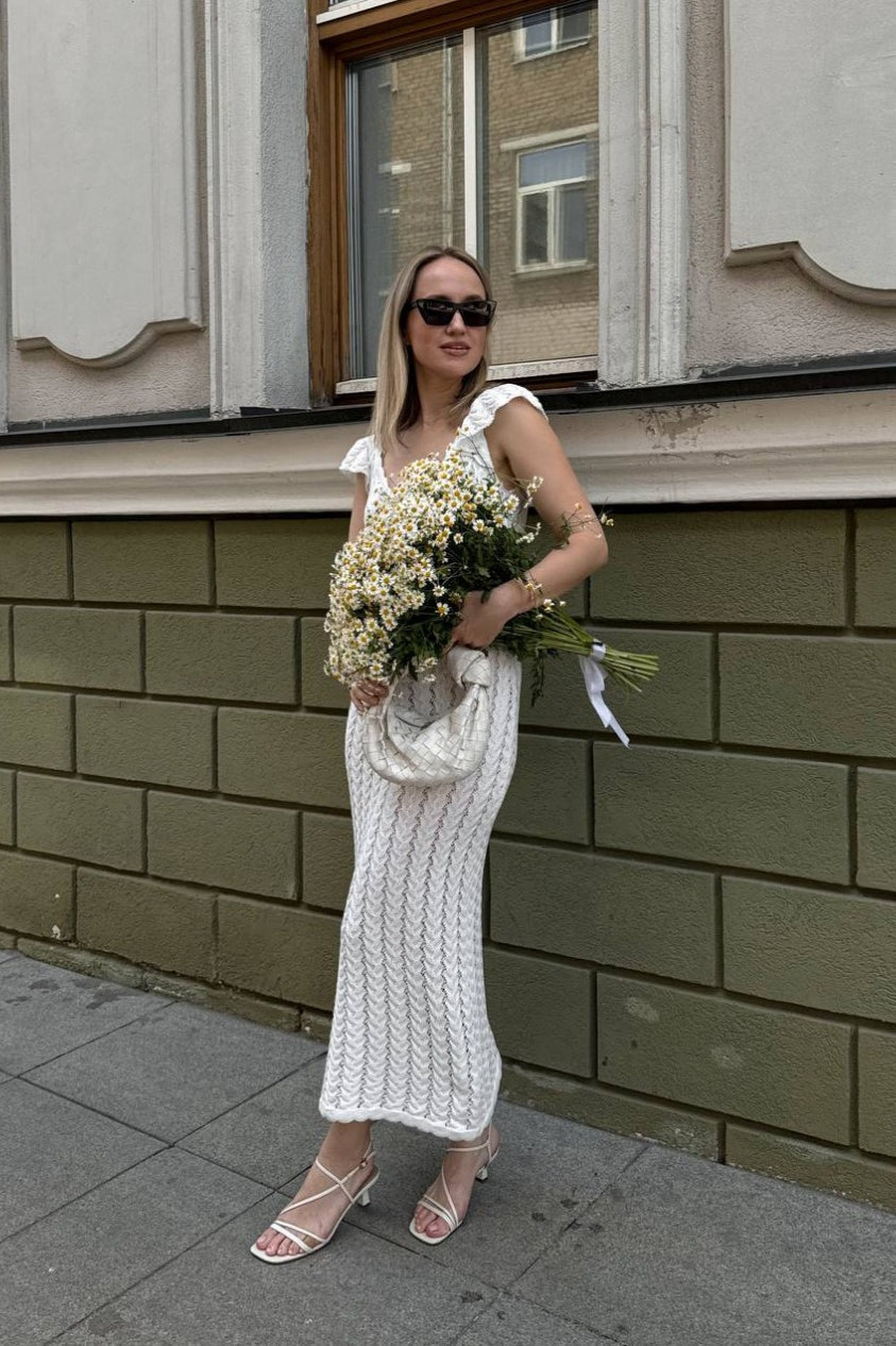 Rückenfreies Kleid mit V-Ausschnitt, Strickstruktur und Rüschen