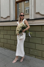 Rückenfreies Kleid mit V-Ausschnitt, Strickstruktur und Rüschen
