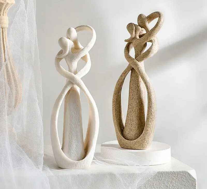 Infinity Embrace: Abstrakte Statue der Ewigen Liebe