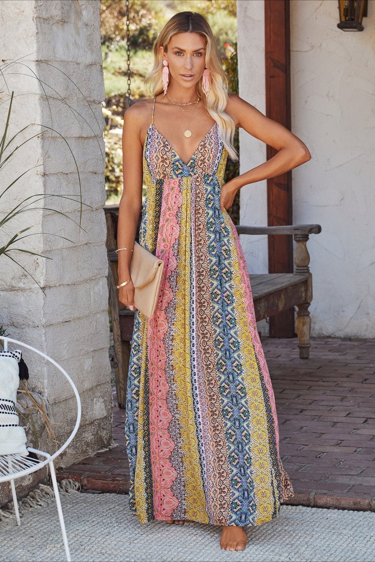 Rückenfreies Maxikleid mit V-Ausschnitt und Blumenmuster in Rosa