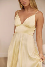 Ray – Satin-Maxikleid mit offenem Rücken und A-Linien-Rock