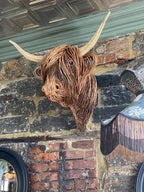 Toro Rustikale Wandskulptur: Handgefertigtes Kunstwerk aus Rattan