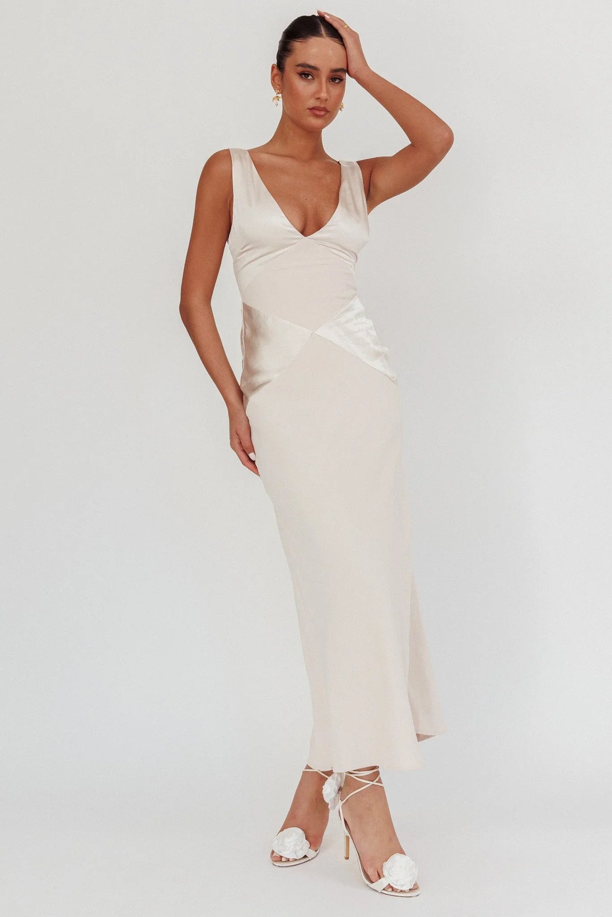 Satin-Maxikleid mit V-Ausschnitt