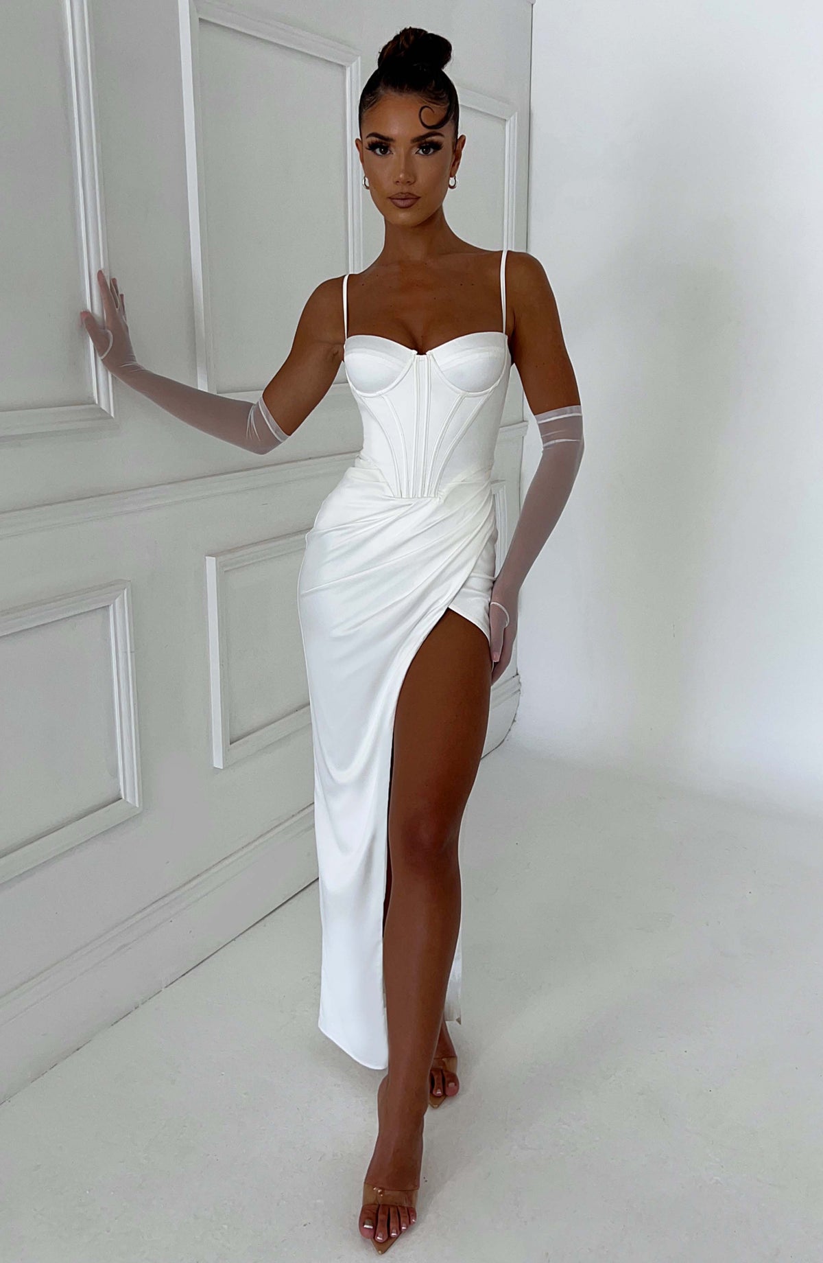 Despina – Satin-Maxikleid mit Beinschlitz und Korsett-Schnürung