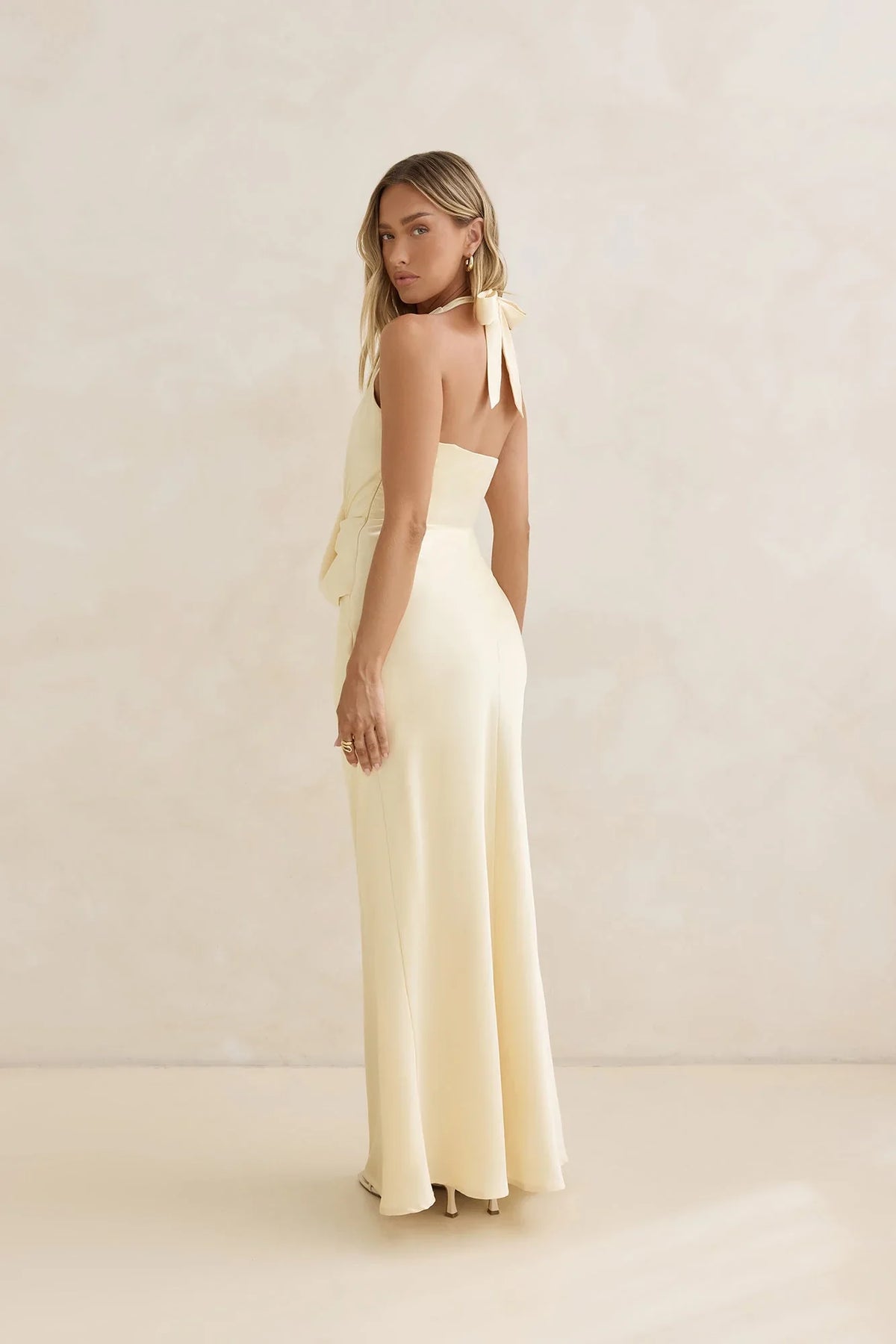 Charm – Satin-Maxikleid mit Neckholder