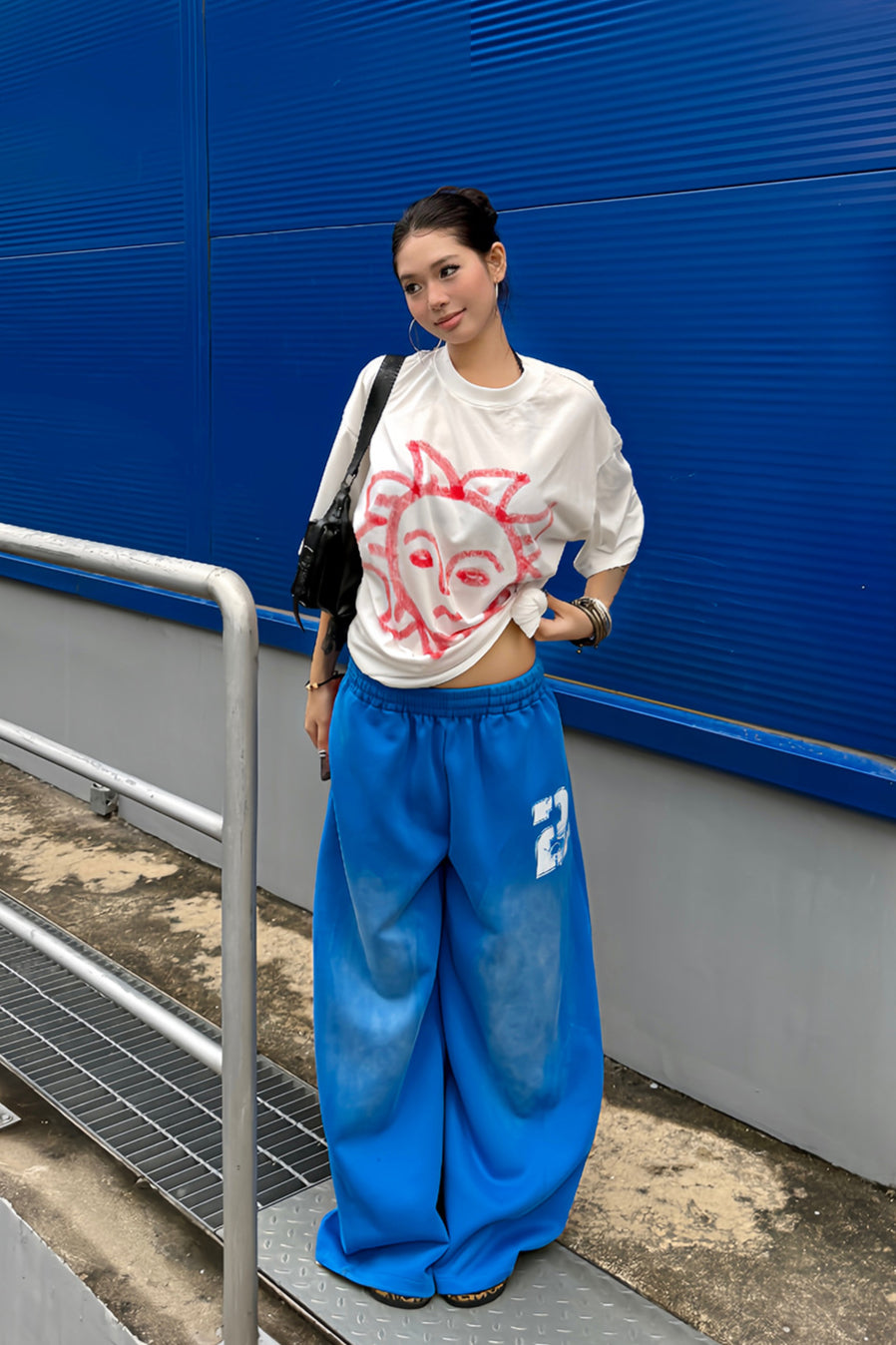Locker geschnittene Hose in Blau in Blau, Schwarz