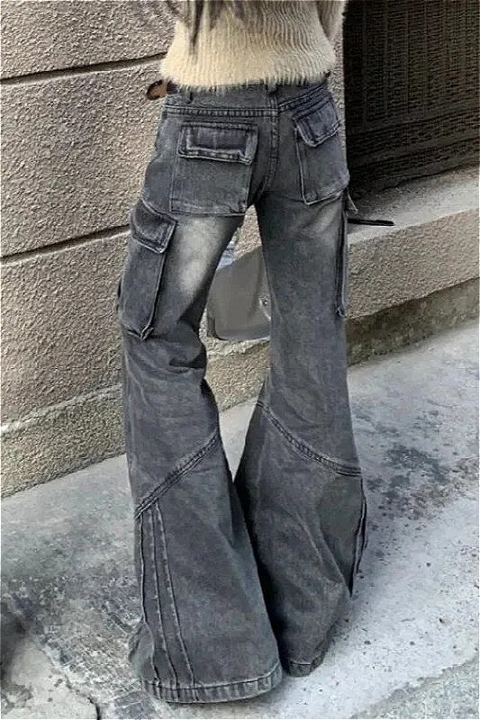 Jeans mit niedriger Taille und Taschen in Schwarz