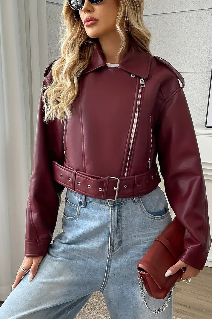 Jacke mit kurzem Schnitt und Kunstleder in Schwarz