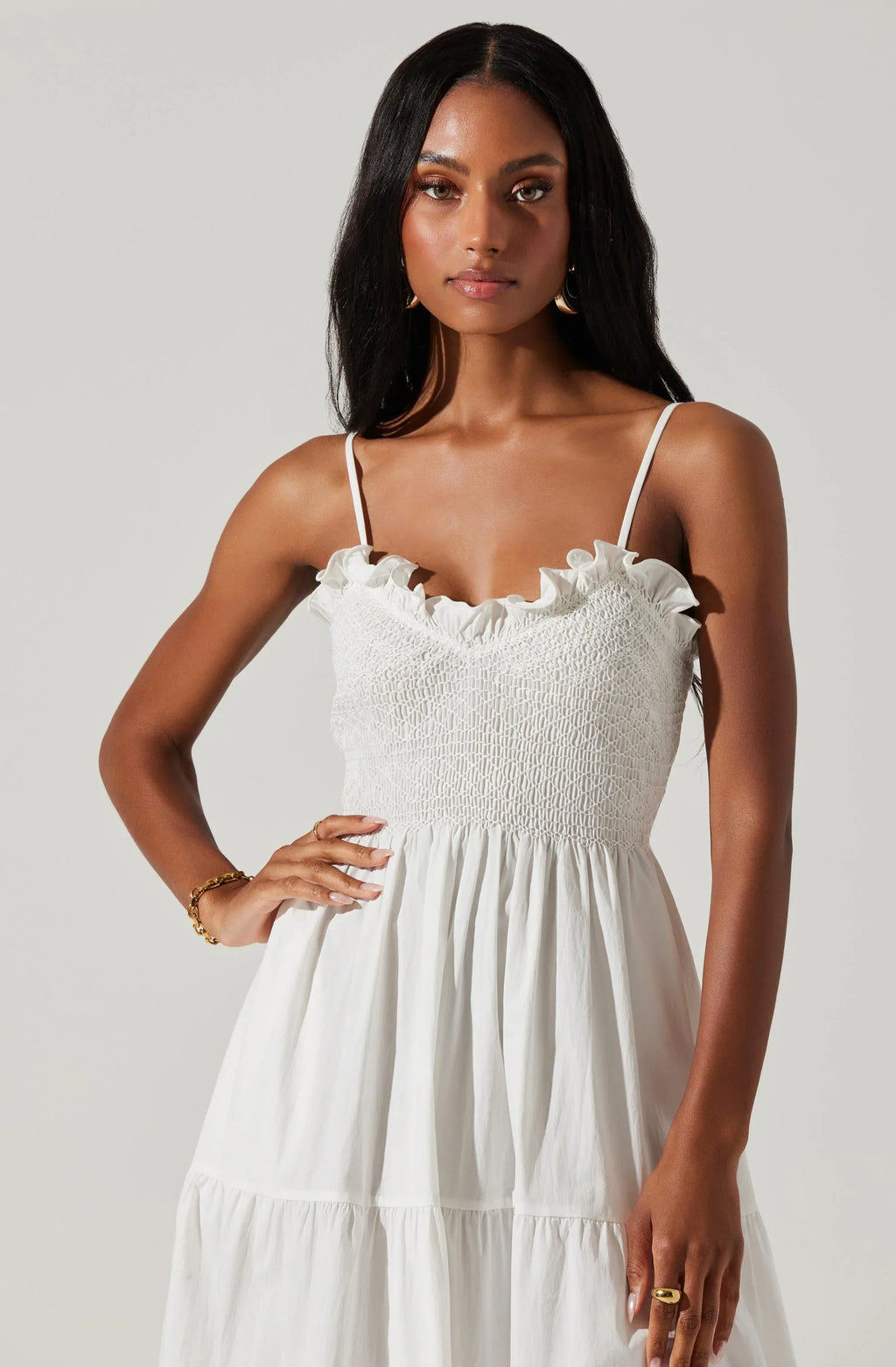 Seraphine – Maxikleid mit Rüschen und Beinschlitz