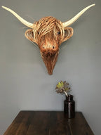 Toro Rustikale Wandskulptur: Handgefertigtes Kunstwerk aus Rattan