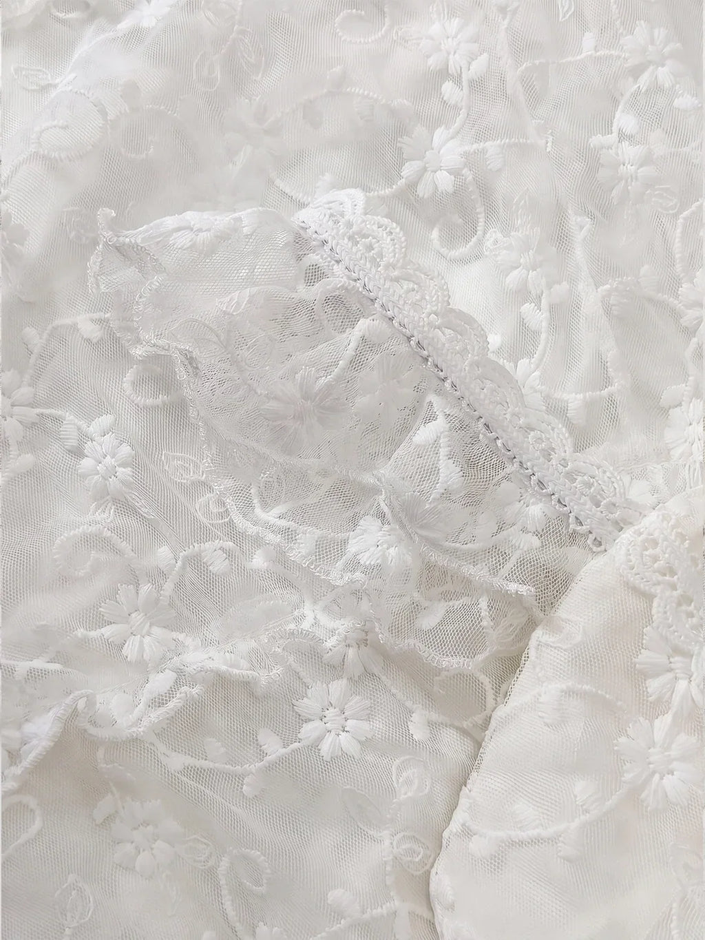 Spitzen-Maxikleid mit eckigem Ausschnitt und Volants