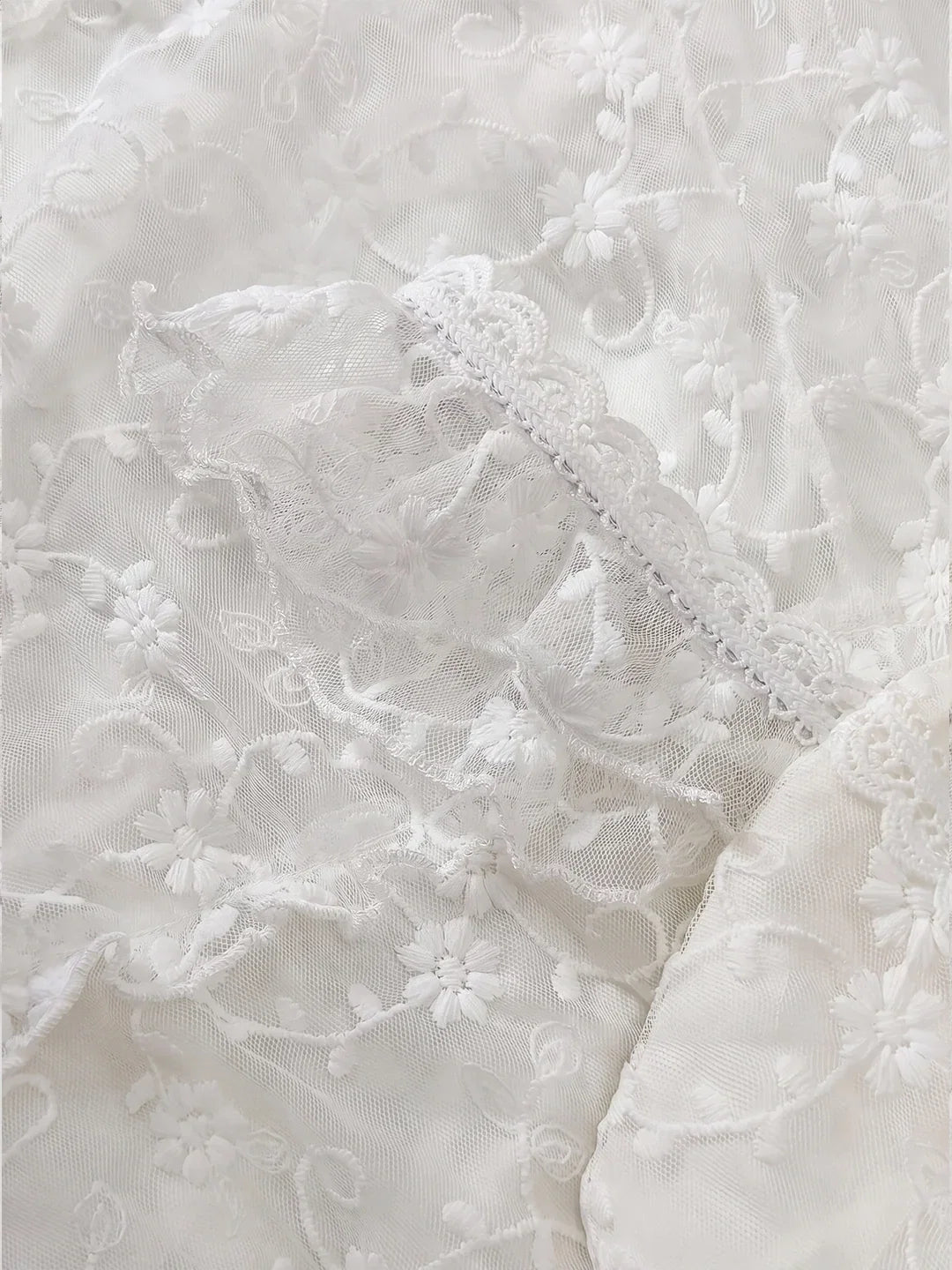 Spitzen-Maxikleid mit eckigem Ausschnitt und Volants