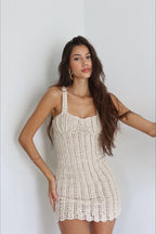 Kleid mit Aussparungen und Strickstruktur