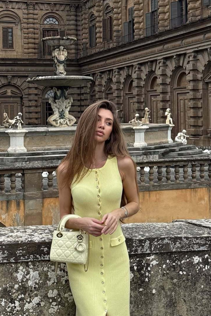 Figurbetontes Maxikleid mit Knopfdetails und Strickstruktur