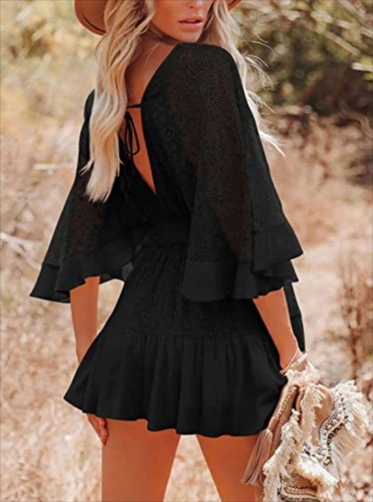 Minikleid mit V-Ausschnitt, Spitze und Rüschen