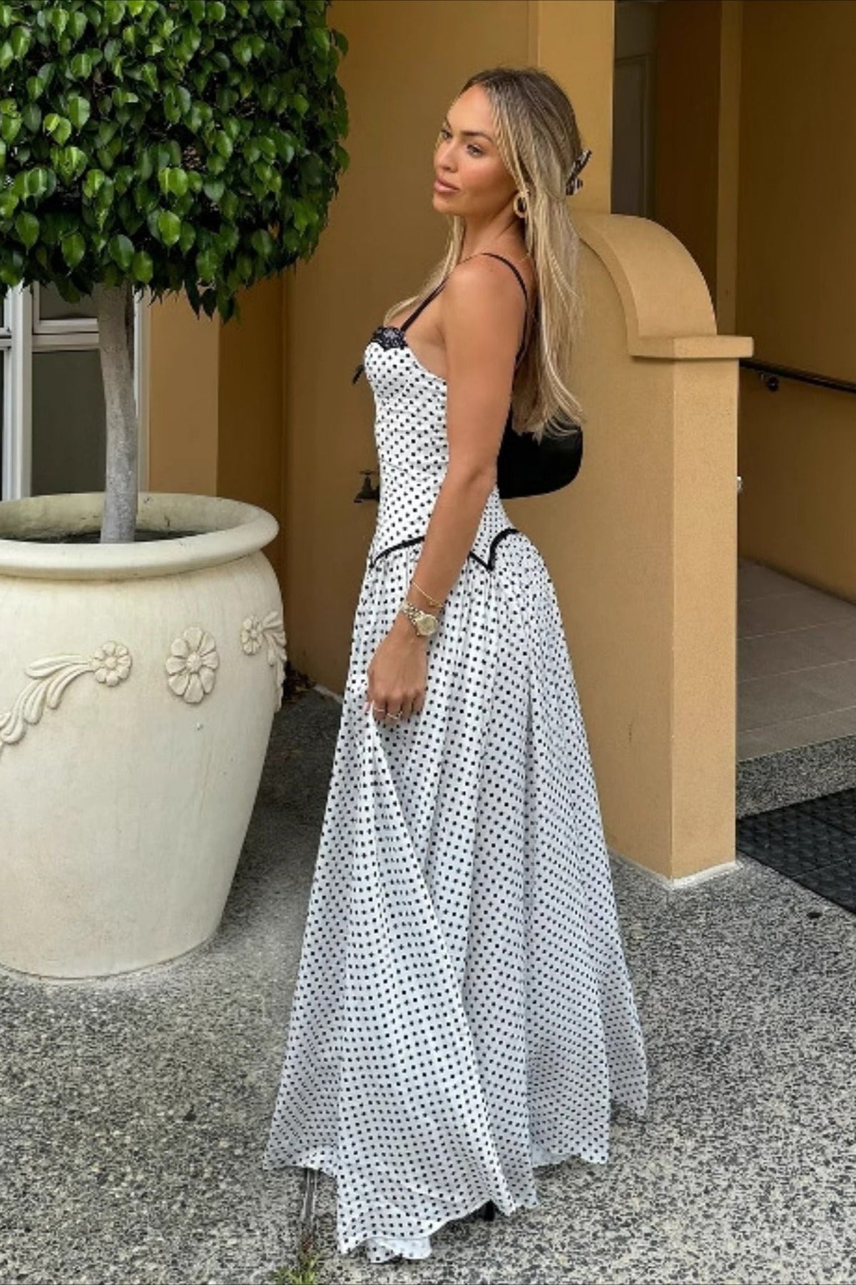 Figurbetontes Maxikleid mit Punktemuster in Weiß