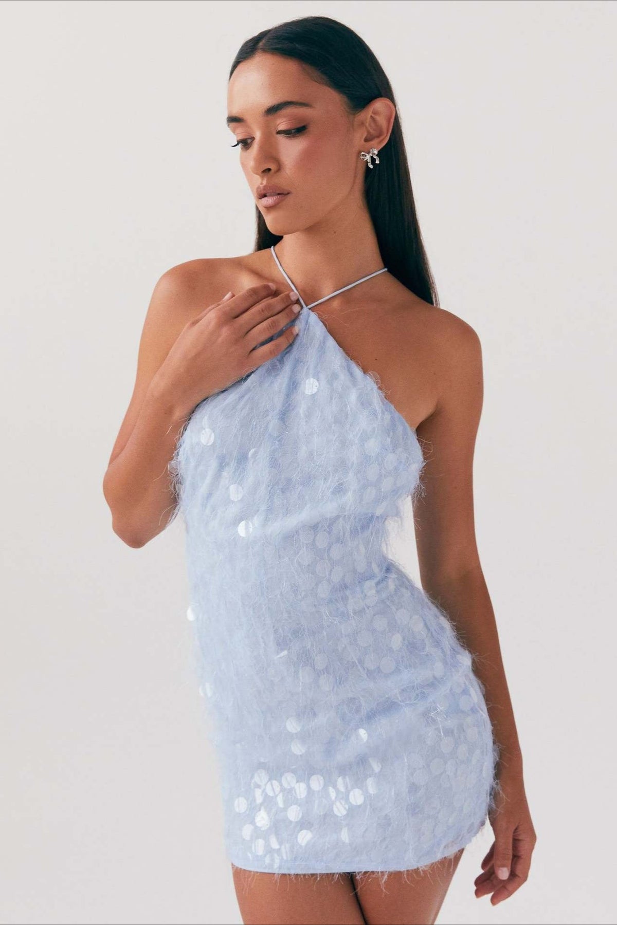 Rückenfreies Kleid mit Neckholder, Spitze und Pailletten