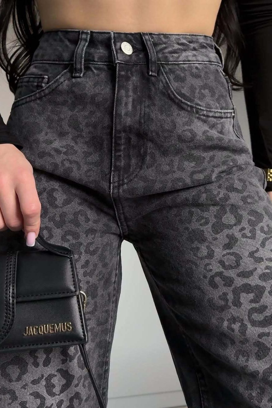 Jeans mit ausgestelltem Schnitt, Leopardenmuster und Denim