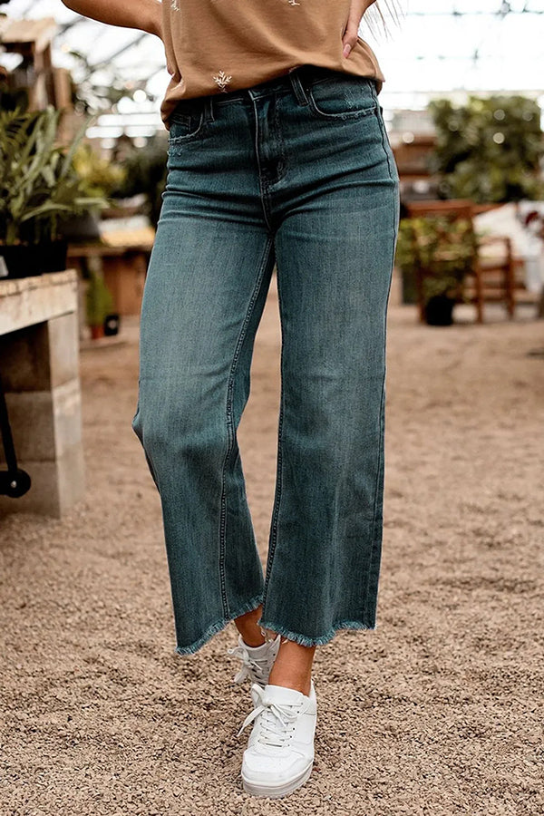 Mid-Rise Straight-Leg-Jeans mit ausgefranstem Saum und aufgesetzten Taschen