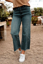 Mid-Rise Straight-Leg-Jeans mit ausgefranstem Saum und aufgesetzten Taschen
