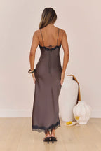 Feel – Satin-Maxikleid mit Neckholder und offenem Rücken