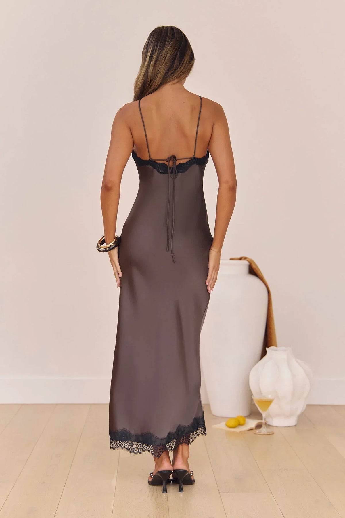 Feel – Satin-Maxikleid mit Neckholder und offenem Rücken