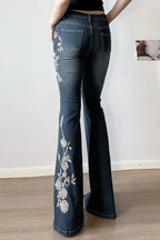 Jeans mit Stickerei in Blau