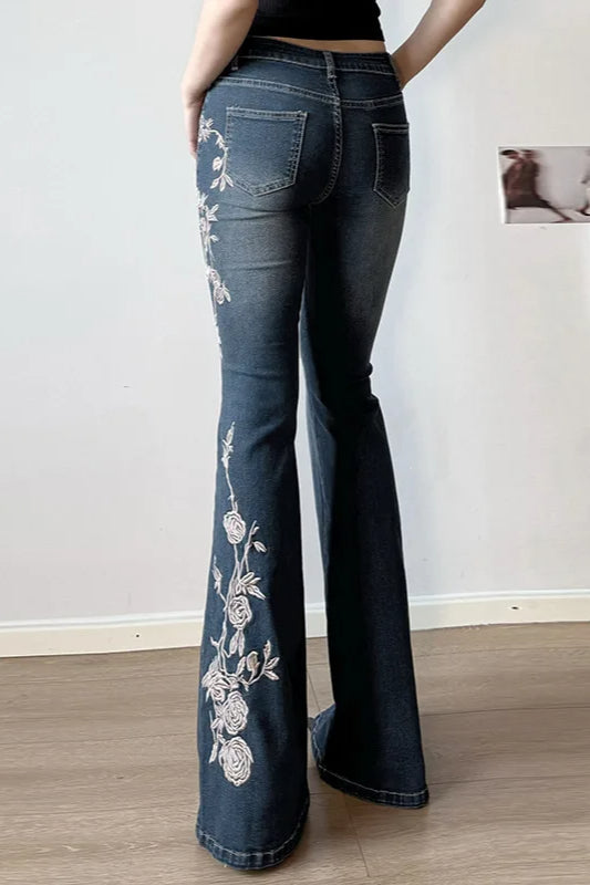 Jeans mit Stickerei in Blau