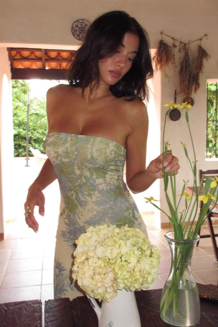 Trägerloses Maxikleid mit Schlitz, Raffung und Druck